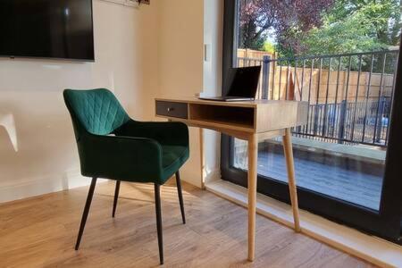 Beautiful Apartment Overlooking A Garden London Kültér fotó