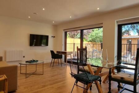 Beautiful Apartment Overlooking A Garden London Kültér fotó